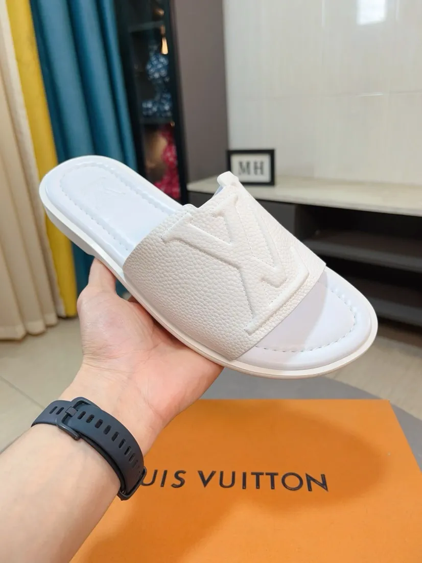 Men's shoes 💰300🌸🌸LV Ordinary men's spring and summer slippers, uppers imported from Italy, cowhide fabric, logo graphics, high-quality craftsmanship, soles: original soles specially provided by the original factory, exclusive movable molded soles super comfortable, original factory single goods, 🔍🔍high quality, you can enter and exit the counter at will, welcome to compare, size 38-45